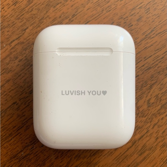 Apple AirPods White Wireless Earbuds charging Case - Picture 1 of 5